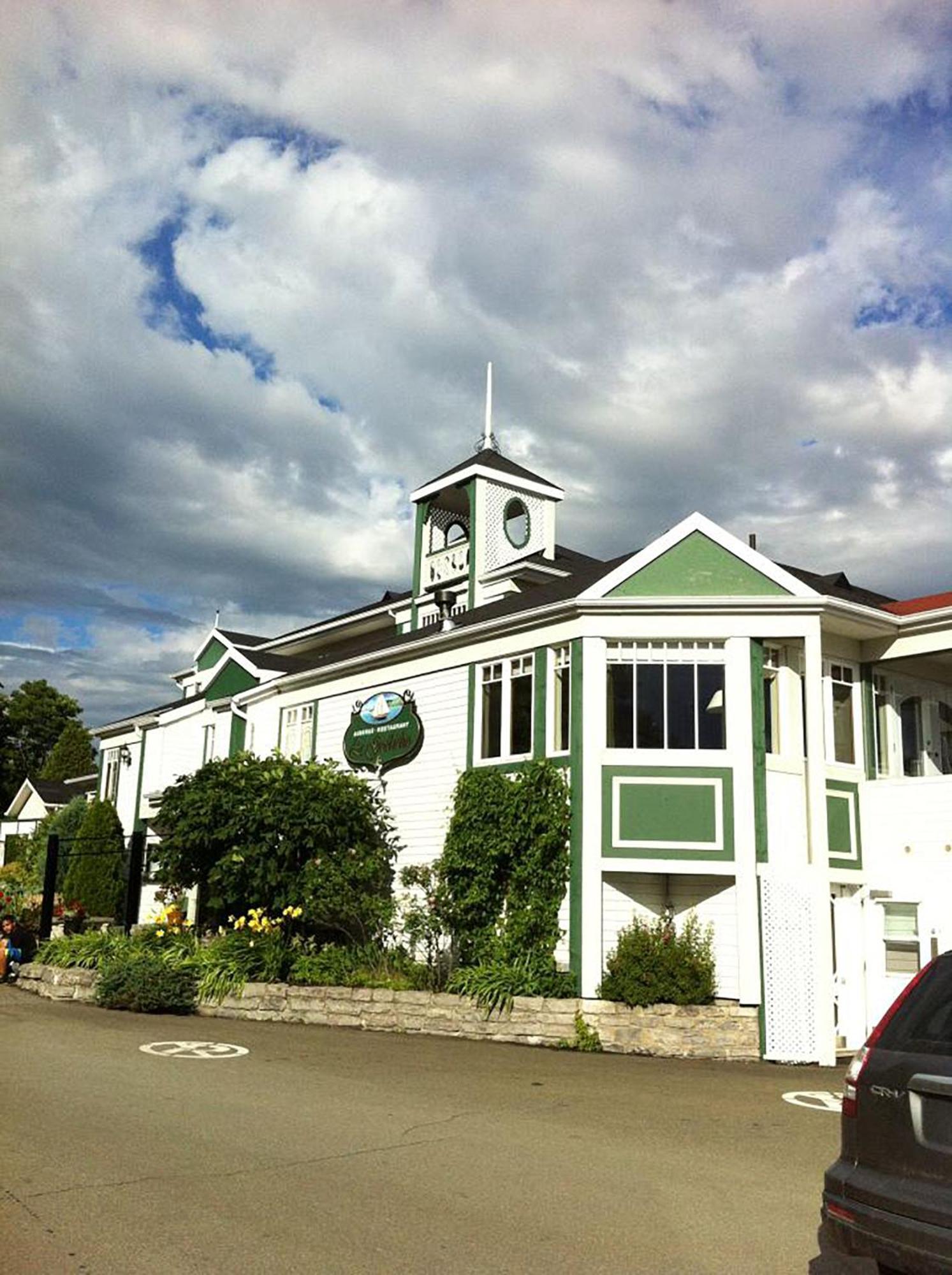 Goeliche Hotel Et Appartement Saint-Laurent-de-l'ile d'Orleans Eksteriør billede